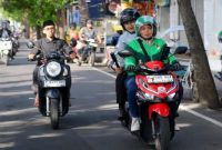 Bupati Banyuwangi Ipuk Fiestiandani menaiki ojek online saat mengikuti program “Naik Ojol dan Angkutan Umum Setiap Jumat”, Jumat (27/9/2025). (Foto Dok Ho/RadarBangsa.co.id)