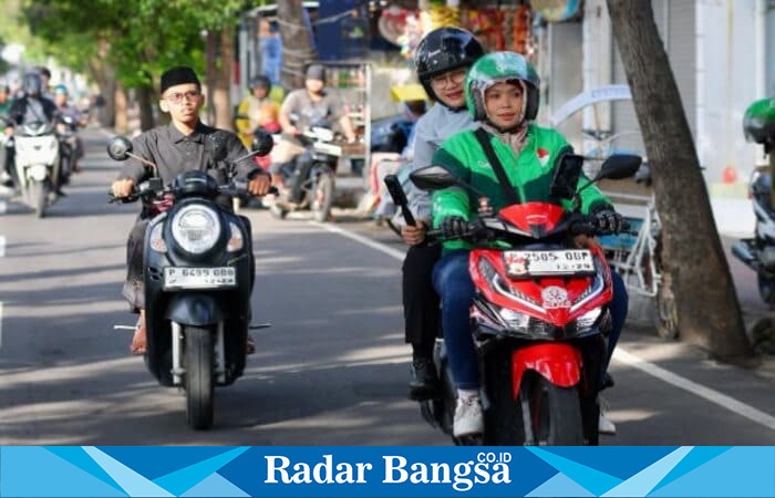 Bupati Banyuwangi Ipuk Fiestiandani menaiki ojek online saat mengikuti program “Naik Ojol dan Angkutan Umum Setiap Jumat”, Jumat (27/9/2025). (Foto Dok Ho/RadarBangsa.co.id)