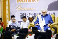 Gubernur Jawa Timur Khofifah Indar Parawansa bersama Syeikh Afeefuddin Al Jailani saat menghadiri peringatan Maulid Nabi Muhammad SAW di Pondok Pesantren Nurul Qodim Paiton, Probolinggo, Sabtu (20/9/2025). (Foto Dok Adpim/Ho RadarBangsa.co.id)