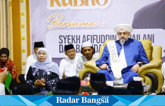 Gubernur Jawa Timur Khofifah Indar Parawansa bersama Syeikh Afeefuddin Al Jailani saat menghadiri peringatan Maulid Nabi Muhammad SAW di Pondok Pesantren Nurul Qodim Paiton, Probolinggo, Sabtu (20/9/2025). (Foto Dok Adpim/Ho RadarBangsa.co.id)