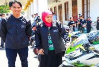 Gubernur Jawa Timur Khofifah Indar Parawansa menerima pebalap Moto2 asal Magetan, Mario Suryo Aji, di Gedung Negara Grahadi, Surabaya, Kamis (18/9/2025). (Foto Istimewa)