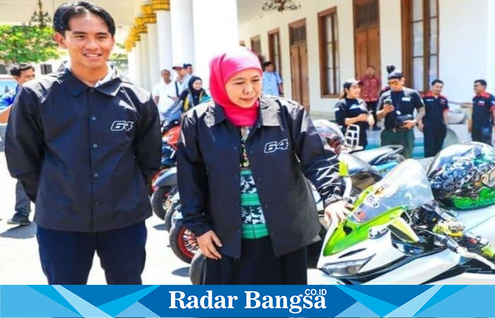 Gubernur Jawa Timur Khofifah Indar Parawansa menerima pebalap Moto2 asal Magetan, Mario Suryo Aji, di Gedung Negara Grahadi, Surabaya, Kamis (18/9/2025). (Foto Istimewa)