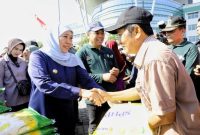 Gubernur Jawa Timur Khofifah Indar Parawansa berjabat tangan dengan warga saat meninjau Pasar Murah di halaman RSUD Ar Rozy, Kota Probolinggo, Sabtu (20/9/2025). (Foto Dok Adpim/Ho/RadarBangsa)