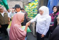 Khofifah Indar Parawansa berdialog dengan warga saat meninjau stan Pasar Murah di kawasan Dupak, Surabaya, Rabu (24/9). (Foto Dok biro Adpim Jatim via RadarBangsa.co.id)