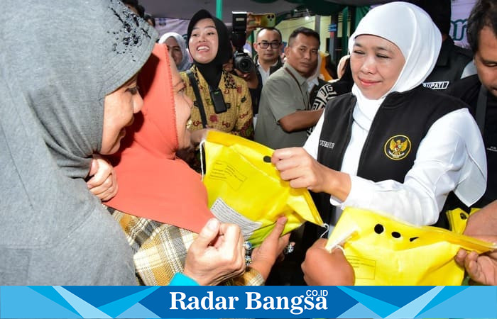 Khofifah Indar Parawansa bersama Bupati Sidoarjo Subandi menyerahkan paket sembako murah kepada warga dalam Pasar Murah yang digelar Pemprov Jatim di halaman Kantor Kecamatan Waru. (Foto: RadarBangsa/Pemprov Jatim) 