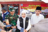 Khofifah, Bupati Jember, dan Dandim 0824/Jember tengah mengecek kondisi rumah yang direnovasi, sebagai bagian dari program Rumah Tinggal Layak Huni.  (Foto Dok Ho/RadarBangsa.co.id)