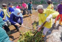 Gubernur Jawa Timur Khofifah Indar Parawansa memimpin aksi bersih-bersih Sungai Legundi di kawasan RSUD Ar-Rozy, Kota Probolinggo, Sabtu (20/9/2025) (Foto Dok Adpim/Ho RadarBangsa)