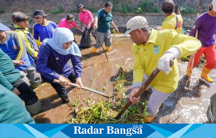 Gubernur Jawa Timur Khofifah Indar Parawansa memimpin aksi bersih-bersih Sungai Legundi di kawasan RSUD Ar-Rozy, Kota Probolinggo, Sabtu (20/9/2025) (Foto Dok Adpim/Ho RadarBangsa)