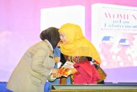Gubernur Jawa Timur Khofifah Indar Parawansa bersalaman hangat dengan Irjen Pol (Purn) Juansih usai peluncuran buku “Women in Law Enforcement: Mendobrak Gender Trap Polisi Wanita” di Gedung ASEEC Universitas Airlangga, Surabaya, Kamis (11/9/2025). (Foto Dok Ho/RadarBangsa.co.id)