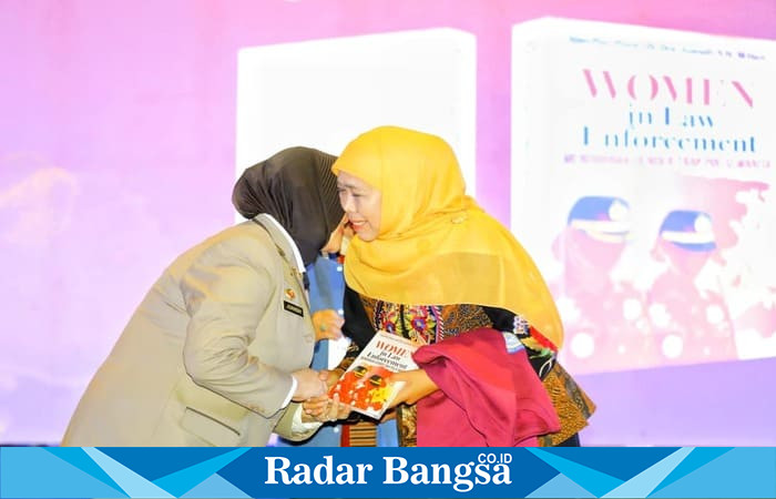 Gubernur Jawa Timur Khofifah Indar Parawansa bersalaman hangat dengan Irjen Pol (Purn) Juansih usai peluncuran buku “Women in Law Enforcement: Mendobrak Gender Trap Polisi Wanita” di Gedung ASEEC Universitas Airlangga, Surabaya, Kamis (11/9/2025). (Foto Dok Ho/RadarBangsa.co.id)