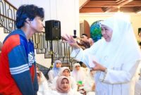 Di momen Maulid Nabi, Gubernur Khofifah menyerahkan santunan untuk korban kebakaran, sekaligus mengingatkan pentingnya kepedulian sosial antarwarga (Foto Dok Ho/RadarBangsa.co.di)