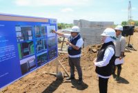 Gubernur Jawa Timur Khofifah Indar Parawansa meninjau progres pembangunan spillway Sungai Tanggul di Desa Paseban, Kecamatan Kencong, Kabupaten Jember, Sabtu (13/9/2025). (Foto Ho/RadarBangsa.co.id)