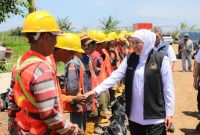 Gubernur Jawa Timur Khofifah Indar Parawansa menyalami pekerja proyek spillway Sungai Tanggul di Desa Paseban, Kecamatan Kencong, Jember, Sabtu (13/9/2025). (Foto Dok Ho/RadarBangsa.co.id)