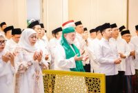 Gubernur Jawa Timur Khofifah Indar Parawansa bersama ulama dan jamaah mengikuti doa bersama pada Peringatan Maulid Nabi Muhammad SAW sekaligus Haul ke-11 almarhum Dr. H. Indar Parawansa di kediamannya, Surabaya, Sabtu (6/9/2025). (Foto Dok Ho/RadarBangsa.co.id)