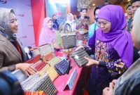 Gubernur Jawa Timur Khofifah Indar Parawansa melihat langsung produk UMKM dalam gelaran Misi Dagang dan Investasi Jatim–Kalsel di Banjarmasin, Rabu (17/9/2025) (Foto Dok Ho/RadarBangsa.co.id)