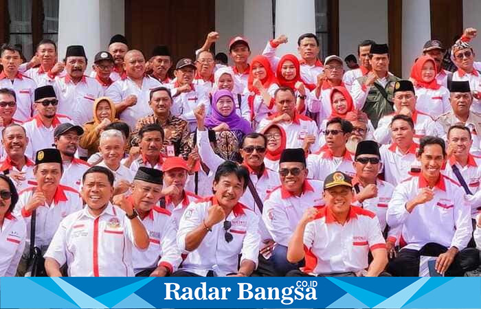 Gubernur Jawa Timur Khofifah Indar Parawansa menerima jajaran pengurus ABPEDNAS Jatim di Halaman Gedung Negara Grahadi, Surabaya, Selasa (9/9). (Foto Dok Ho/RadarBangsa.co.id)