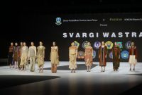 Para model memperagakan karya busana siswa SMK Jawa Timur dalam ajang Centrestage 2025: Asia’s Fashion Spotlight di Hong Kong, 3–6 September 2025. Koleksi ini berhasil menarik perhatian buyer internasional dan hampir seluruhnya terjual habis. (Foto: Dok. Pemprov Jatim)