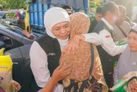 Gubernur Jawa Timur Khofifah Indar Parawansa memeluk hangat warga saat menghadiri pasar murah di Surabaya, Selasa (2/9/2025). (Foto Dok Adpim Ho/RadarBangsa.co.id)
