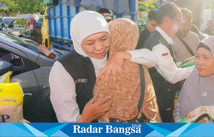 Gubernur Jawa Timur Khofifah Indar Parawansa memeluk hangat warga saat menghadiri pasar murah di Surabaya, Selasa (2/9/2025). (Foto Dok Adpim Ho/RadarBangsa.co.id)