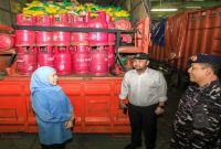 Gubernur Jawa Timur Khofifah Indar Parawansa melepas keberangkatan KRI Surabaya 591 yang membawa bantuan logistik untuk warga Pulau Bawean, Gresik, dari Dermaga Semampir Baru Koarmada II Surabaya, Jumat (5/9). (Foto Dok Ho/RadarBangsa.co.id)