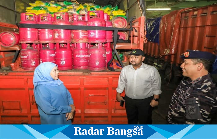 Gubernur Jawa Timur Khofifah Indar Parawansa melepas keberangkatan KRI Surabaya 591 yang membawa bantuan logistik untuk warga Pulau Bawean, Gresik, dari Dermaga Semampir Baru Koarmada II Surabaya, Jumat (5/9). (Foto Dok Ho/RadarBangsa.co.id)