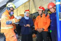 Gubernur Khofifah pantau evakuasi korban ambruknya musholla Ponpes Al-Khoziny, Sidoarjo. (foto dok Ho/RadarBangsa.co.id)