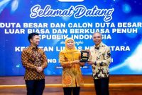 Gubernur Jawa Timur Khofifah Indar Parawansa didampingi Wakil Gubernur Emil Elestianto Dardak saat menyerahkan cenderamata dalam pertemuan dengan 14 Dubes dan calon Dubes RI di Gedung Negara Grahadi, Surabaya, Rabu (10/9/2025). (Foto Dok Adpim Ho/RadarBangsa.co.id)