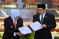 Gubernur Jawa Timur Khofifah Indar Parawansa bersama pimpinan DPRD Jatim menandatangani persetujuan Raperda tentang Perubahan APBD 2025 dalam rapat paripurna di Gedung DPRD Jatim, Surabaya, Senin (8/9/2025). (Foto Dok Ho/RadarBangsa.co.id)