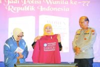 Gubernur Jawa Timur Khofifah Indar Parawansa (tengah) menunjukkan merchandise peluncuran buku “Women in Law Enforcement: Mendobrak Gender Trap Polisi Wanita” karya Irjen Pol (Purn) Juansih (kiri), disaksikan Kapolda Jatim Irjen Pol Nanang Avianto (kanan) di Gedung ASEEC Universitas Airlangga, Surabaya, Kamis (11/9/2025). (Foto Dok Ho/RadarBangsa.co.id)