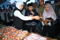 Gubernur Jawa Timur Khofifah Indar Parawansa didampingi Bupati Mojokerto Muhammad Al-Barra saat meninjau stan bawang merah dalam gelaran Pasar Murah di Bundaran Pacet, Kabupaten Mojokerto, Minggu (22/9/2024). (Dok. Biro Adpim Jatim via RadarBangsa)