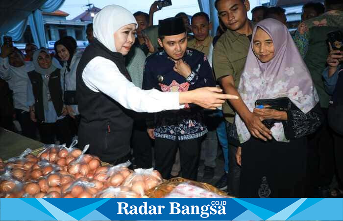 Gubernur Jawa Timur Khofifah Indar Parawansa didampingi Bupati Mojokerto Muhammad Al-Barra saat meninjau stan bawang merah dalam gelaran Pasar Murah di Bundaran Pacet, Kabupaten Mojokerto, Minggu (22/9/2024). (Dok. Biro Adpim Jatim via RadarBangsa)