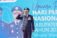 Bupati Lamongan Yuhronur Efendi saat memimpin upacara peringatan Hari Perhubungan Nasional ke-55 di Halaman Gedung Pemkab Lamongan, Rabu (17/9/2025). (Foto Dok Ho/RadarBangsa.co.id)
