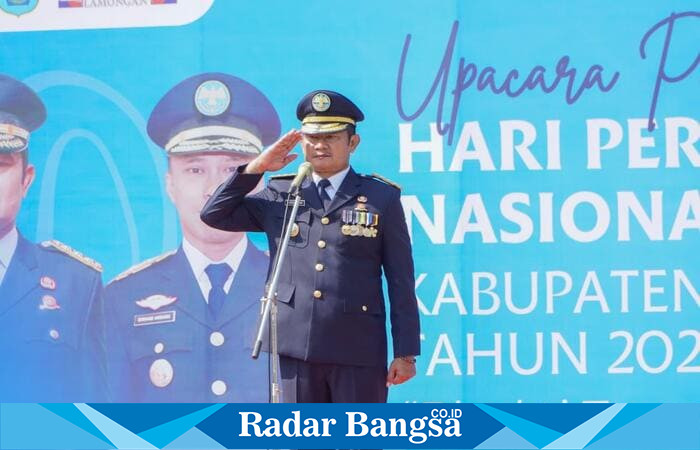 Bupati Lamongan Yuhronur Efendi saat memimpin upacara peringatan Hari Perhubungan Nasional ke-55 di Halaman Gedung Pemkab Lamongan, Rabu (17/9/2025). (Foto Dok Ho/RadarBangsa.co.id)