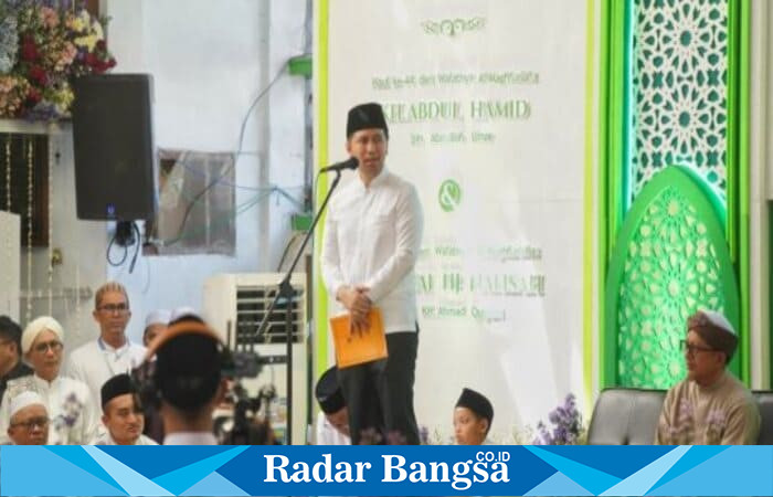 Wakil Gubernur Jawa Timur, Emil Elestianto Dardak, saat memberikan sambutan pada Haul ke-44 KH Abdul Hamid di Pondok Pesantren Salafiyah Pasuruan, Selasa (2/9/2025). (Foto Dok Ho/RadaBangsa.co.id)