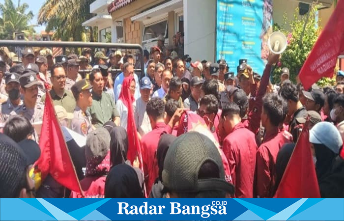 Massa Ikatan Mahasiswa Muhammadiyah (IMM) Lamongan menggelar aksi solidaritas di depan DPRD dan Polres Lamongan, Minggu (31/8/2025) (Foto Dok Ho/RadarBangsa.co.id)