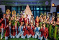 Rektor ISI Surakarta Prof. I Nyoman Sukerna bersama Bupati Banyuwangi Ipuk Fiestiandani saat inagurasi mahasiswa baru Kampus ISI Banyuwangi, Selasa (10/10/2025). (Foto Dok Ho/RadarBangsa.co.id)