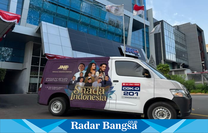 Mobil operasional JNE menampilkan promosi konser Snada Indonesia, simbol dukungan terhadap industri kreatif tanah air. (Foto Dok JNE/Ho RadarBangsa.co.id)