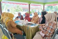 Warga mengikuti layanan cek kesehatan gratis yang digelar Tim Penggerak PKK bersama Dinas Kesehatan Kabupaten Pasuruan di balai desa, Senin (8/9/2025) (Foto Dok Ho/RadarBangsa.co.id)