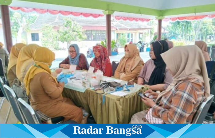 Warga mengikuti layanan cek kesehatan gratis yang digelar Tim Penggerak PKK bersama Dinas Kesehatan Kabupaten Pasuruan di balai desa, Senin (8/9/2025) (Foto Dok Ho/RadarBangsa.co.id)