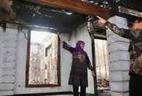 Gubernur Jatim Khofifah Indar Parawansa memperlihatkan kerusakan di Gedung Negara Grahadi pasca kebakaran. (Foto Dok Ho/RadarBangsa.co.id)