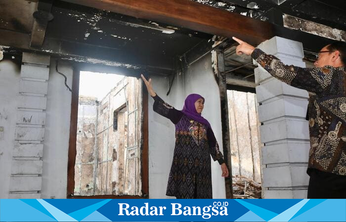 Gubernur Jatim Khofifah Indar Parawansa memperlihatkan kerusakan di Gedung Negara Grahadi pasca kebakaran. (Foto Dok Ho/RadarBangsa.co.id)