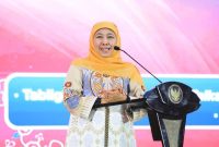 Gubernur Jawa Timur Khofifah Indar Parawansa memberikan sambutan saat membuka Festival Ekonomi Syariah (FESyar) Regional Jawa 2025 di Masjid Nasional Al Akbar Surabaya, Jumat (12/9/2025). (Foto Dok Ho/RadarBangsa.co.id)