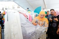 Gubernur Jawa Timur Khofifah Indar Parawansa meninjau stan produk halal dan kerajinan pada gelaran Festival Ekonomi Syariah (FESyar) Regional Jawa 2025 di Masjid Nasional Al Akbar Surabaya, Jumat (12/9/2025). (Foto Dok Ho/RadarBangsa.co.id)
