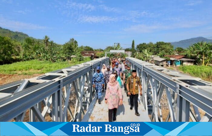 Bupati Banyuwangi, Ipuk Fiestiandani, meninjau jembatan darurat Sungai Lembu di Kecamatan Pesanggaran, Kamis (25/9/2025) (Foto Dok Ho/RadarBangsa.co.id)