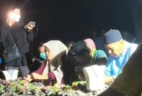 Isak tangis keluarga dan kerabat mengiringi prosesi pemakaman Tiara Angelina Saraswati di TPU Desa Made, Kecamatan Lamongan, Selasa (9/9/2025). (Foto Dok Ho/RadarBangsa.co.id)
