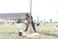 Kapolres Lamongan AKBP Agus Dwi Suryanto ikut mendampingi Forkopimda saat melakukan penanaman pohon sebagai simbol kepedulian lingkungan pada peringatan World Cleanup Day 2025. (Foto Dok Ho/RadarBangsa.co.id)