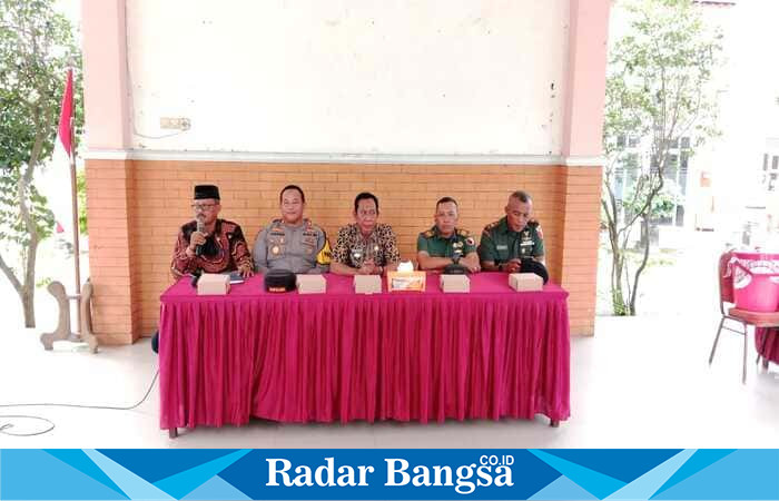 Kapolsek Tikung AKP Anang Purwo Widodo bersama Forkopimcam menggelar cooling system pasca unjuk rasa, Kamis (18/9/2025) (Foto Dok Ho/RadarBangsa.co.id)