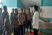Camat Tikung H. Sujirman Sholeh (kiri) bersama Kapolsek Tikung AKP Anang Purwo Widodo (kanan) menghadiri peresmian Satuan Pelayanan Pemenuhan Gizi (SPPG) Tuwiri di Desa Tambakrigadung, Kecamatan Tikung, Lamongan, Kamis (4/9/2025). (Foto Dok Ho/RadarBangsa.co.id)
