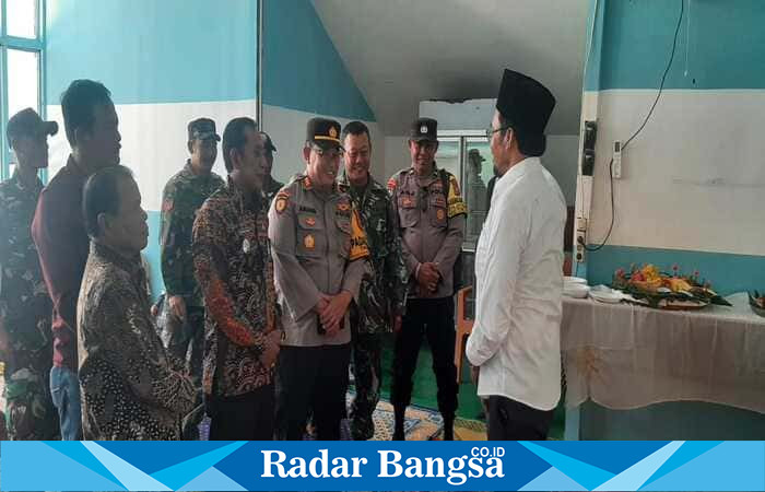 Camat Tikung H. Sujirman Sholeh (kiri) bersama Kapolsek Tikung AKP Anang Purwo Widodo (kanan) menghadiri peresmian Satuan Pelayanan Pemenuhan Gizi (SPPG) Tuwiri di Desa Tambakrigadung, Kecamatan Tikung, Lamongan, Kamis (4/9/2025). (Foto Dok Ho/RadarBangsa.co.id)