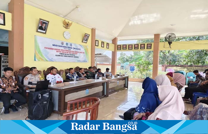 Bhabinkamtibmas Desa Botoputih Aiptu Suwawi bersama Babinsa Koptu Endro menghadiri Musdes RKP Desa Tahun Anggaran 2026 di Balai Desa Botoputih, Kecamatan Tikung, Lamongan, Jumat (12/9/2025). (Dok Foto/RadarBangsa.co.id)